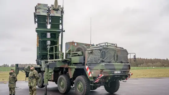 Ein gefechtsbereites Flugabwehrraketensystem  der Deutschen Bundeswehr vom Typ „Patriot“. (Foto: Axel Heimken/dpa)