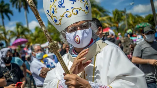Kardinal Leopoldo Brenes segnet die Gläubigen bei der Ankunft an der Kathedrale in Managua, Nicaragua. (Foto: Uncredited/AP/dpa)
