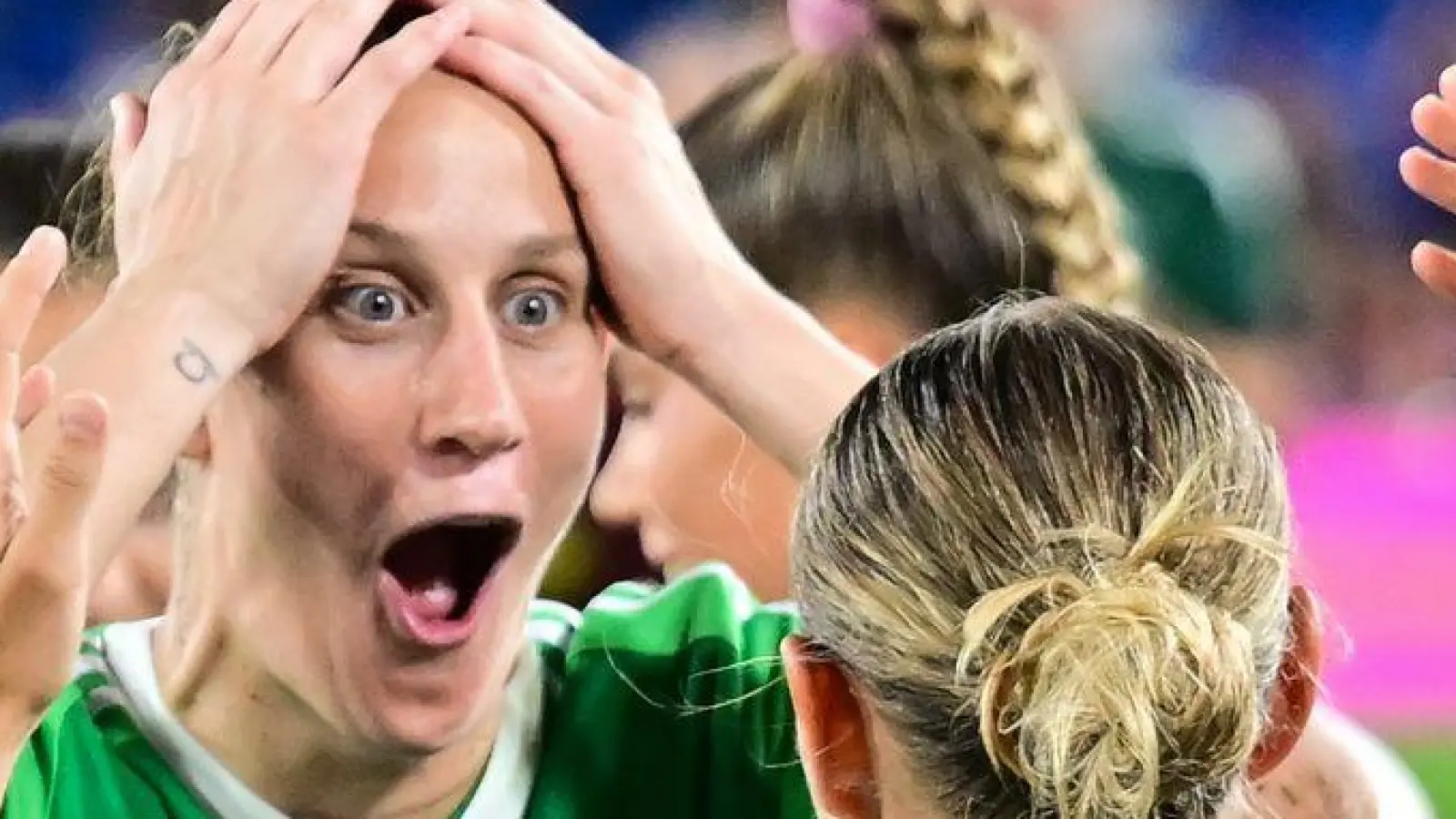 Unfassbare Freude bei Torhüterin Ann-Katrin Berger (l). (Foto: Sebastian Gollnow/dpa)