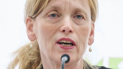 Noch vor der Sommerpause sollen Experten nun Empfehlungen für die Social-Media-Nutzung von Kindern und Jugendlichen vorlegen, kündigt Ministerin Prien an.  (Foto: Annette Riedl/dpa)