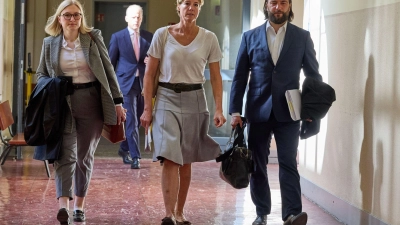 Christina Block (m.) mit ihren Verteidigern auf dem Weg ins Gericht. (Foto: Georg Wendt/dpa)