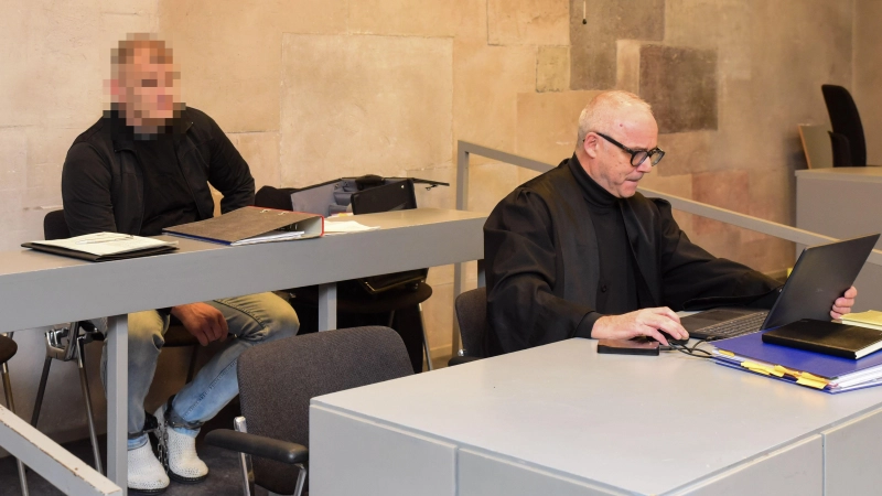 Der Angeklagte (hinten) und sein Verteidiger Dr. Justen Detlef. (Foto: Irmeli Pohl)