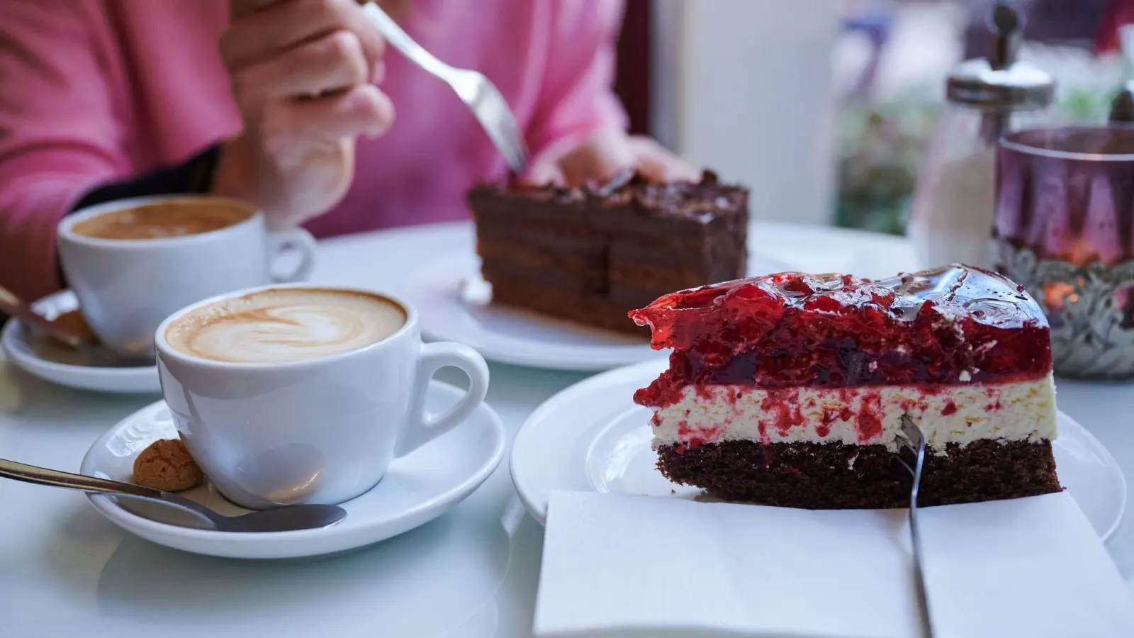 Die Nachmittagsmahlzeit mit Kaffee und Kuchen bleibt bei den Menschen in Deutschland beliebt. (Foto: Annette Riedl/dpa)