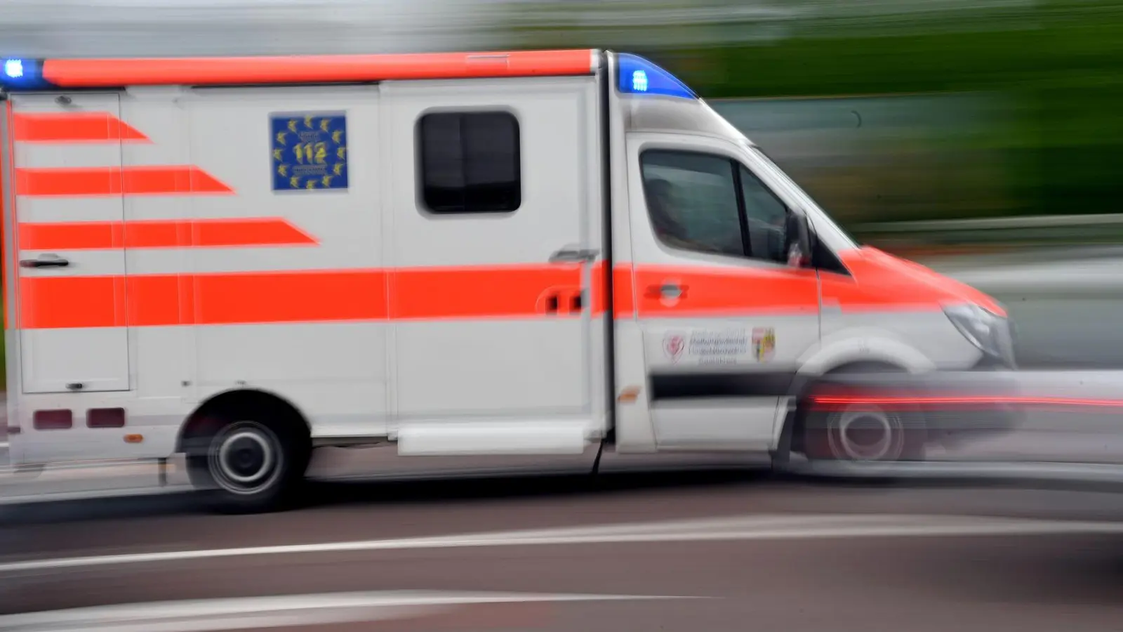 Zwei der vier verletzten Kinder mussten ins Krankenhaus gebracht werden. (Symbolbild) (Foto: Hendrik Schmidt/dpa-Zentralbild/dpa)