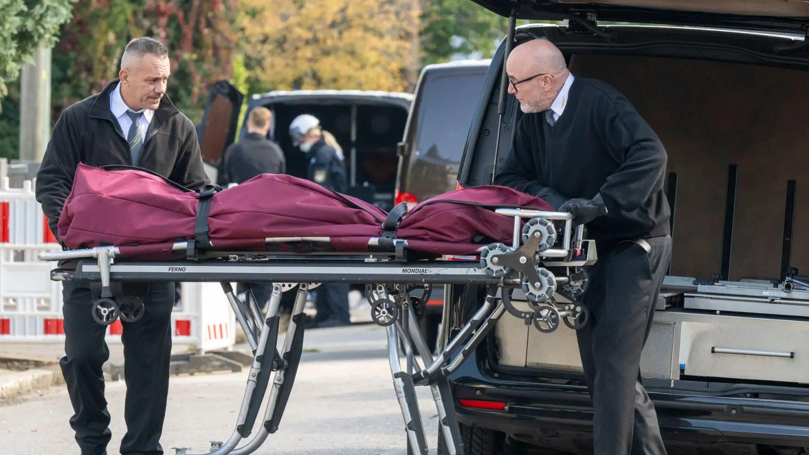 Nach dem dramatischen Einsatz mit Großbrand und Explosionen wird eine Leiche aus dem Haus geborgen.  (Foto: Peter Kneffel/dpa)