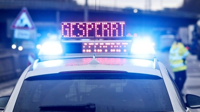 Auf einem Polizeifahrzeug leuchtet die Aufschrift „Gesperrt“. (Foto: David Young/dpa/Symbolbild)