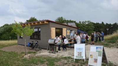 Mitglieder, Spender und Unterstützer des Bienenzuchtvereins kamen am Wochenende zusammen, um die neue Hütte im Rahmen einer Feier einzuweihen. (Foto: Florian Schwab)