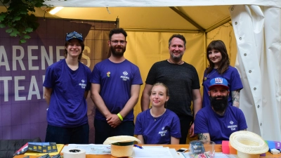 Das Awareness-Team des Taubertal-Festivals kommt gut bei den Besucherinnen und Besuchern an. Verantwortlich für die Gruppe ist Florian Vogel (Dritter von rechts). (Foto: Irmeli Pohl)