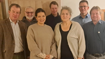 Paul v.u.z. Franckenstein (links), Vorsitzender des CSU-Ortsverbandes, mit einigen der Listenkandidaten (weiter von links): Ferdinand Baier, Julia Grosch, Marco Schäfer, Alexandra Täuber, Günther Schell und Sigurd Täuber. (Foto: Hans Barthelmeß)