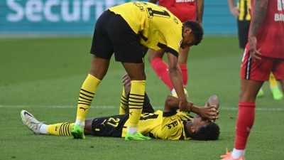 Dortmund-Neuzugang Karim Adeyemi liegt verletzt auf dem Rasen. (Foto: Bernd Thissen/dpa)