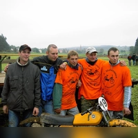Das Siegerteam der „Breitenbronner Spritzlappen“ beim Mofarennen 2005 in Haundorf (v.l.): Rainer Fetz, Florian Stahl, Bernhard Schweigert, Bernd Sitzmann und Steffen Wurm. (Foto: Daniel Ammon)