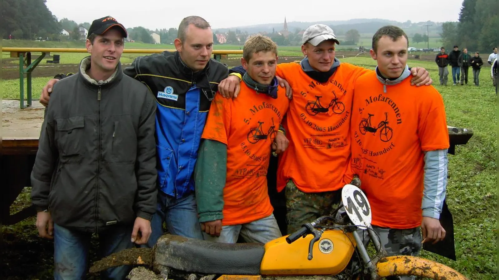 Das Siegerteam der „Breitenbronner Spritzlappen“ beim Mofarennen 2005 in Haundorf (v.l.): Rainer Fetz, Florian Stahl, Bernhard Schweigert, Bernd Sitzmann und Steffen Wurm. (Foto: Daniel Ammon)