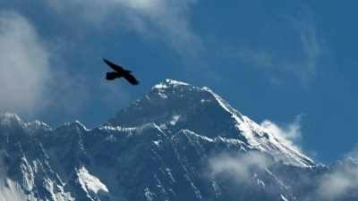 Zum ersten Mal in der diesjährigen Saison haben<br>Bergsteiger am Wochenende den Mount Everest erklommen. (Foto: Niranjan Shrestha/AP/dpa/Archivbild)