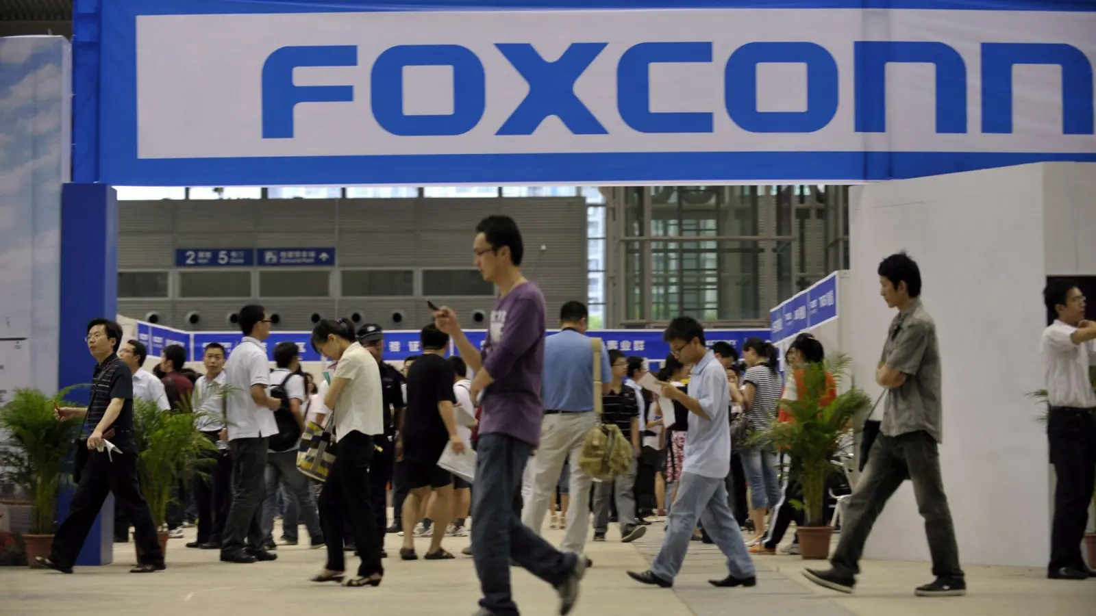 Angestellte eines Foxconn-Werkes. (Foto: Xuan Hui/FEATURECHINA/dpa)