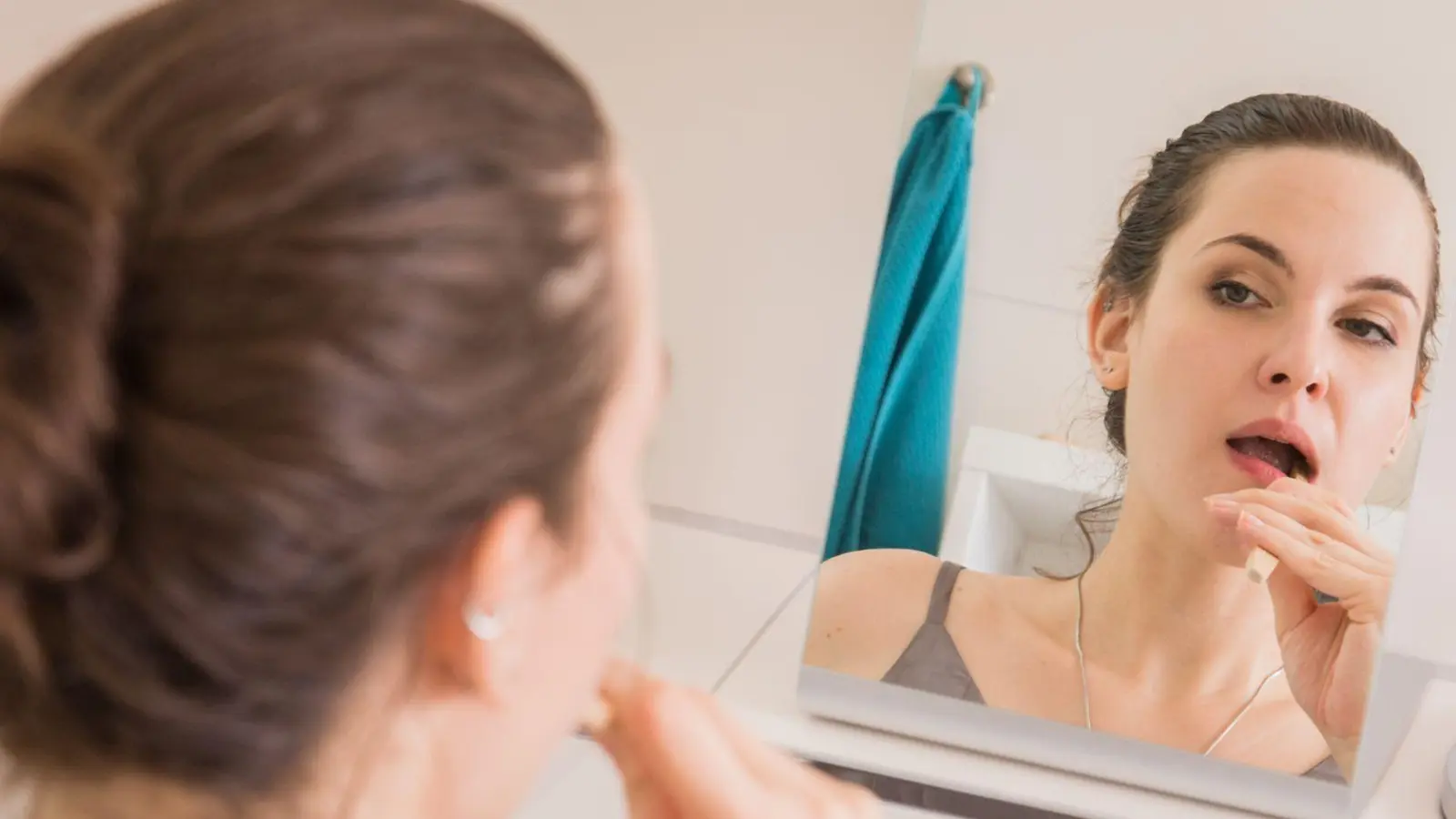 Beim Zähneputzen sollte man auf den richtigen Druck achten, um Zähne und Zahnfleisch zu schonen. (Foto: Christin Klose/dpa-tmn)