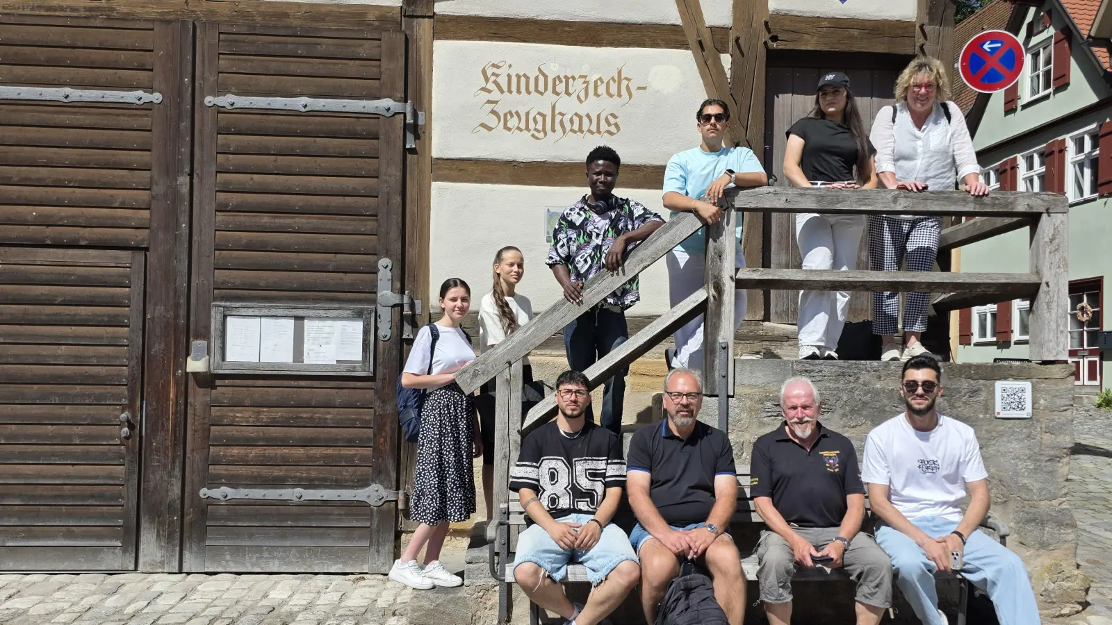 Wie regionales Brauchtum gepflegt wird, erfuhren Schülerinnen und Schüler der Berufsintegrationsklasse bei einem Besuch im Zeughaus der Kinderzeche. Einen Einblick in das Heimatfest gab Festspieler Robert Hippelein (vorne, Zweiter von rechts). Die jungen Leute wurden von den Lehrkräften Claudia Geißler-Kraft (auf der Treppe rechts) und Dr. Martin Nipp (vorne, Zweiter von links) begleitet.  (Foto: Markus Weinzierl)