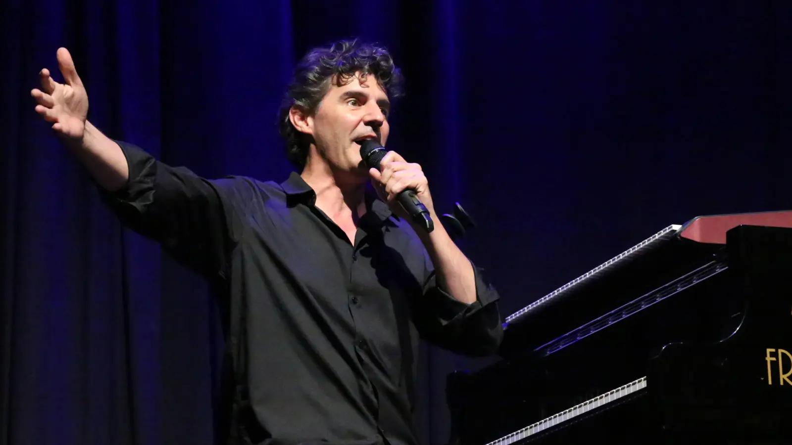 Spürt feinsinnig dem Wörtchen „aber“ und den Absurditäten des Alltags nach: Roger Stein in den Ansbacher Kammerspielen. (Foto: Martina Kramer)