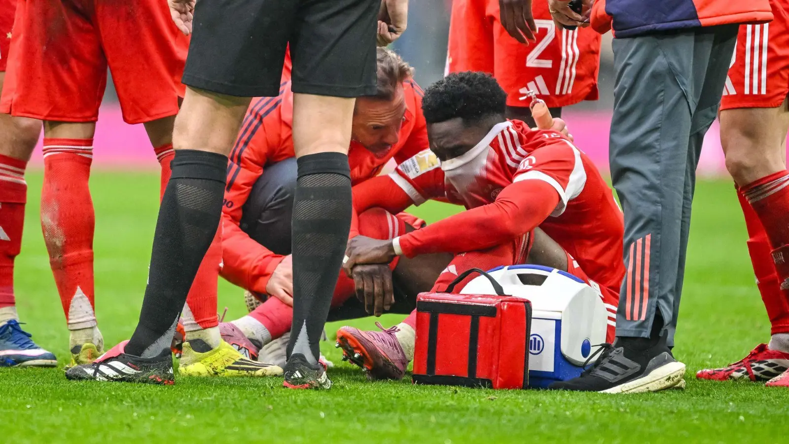 Alphonso Davies musste verletzt ausgewechselt werden. (Foto: Harry Langer/dpa)