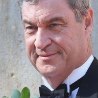 „Es wird schon alles seinen Gang gehen“, sagt Söder zur Regierungsumbildung in Berlin am Rande des Festspieljubiläums in Bayreuth. (Foto: Karl-Josef Hildenbrand/dpa)