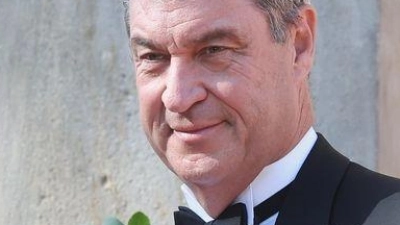 „Es wird schon alles seinen Gang gehen“, sagt Söder zur Regierungsumbildung in Berlin am Rande des Festspieljubiläums in Bayreuth. (Foto: Karl-Josef Hildenbrand/dpa)