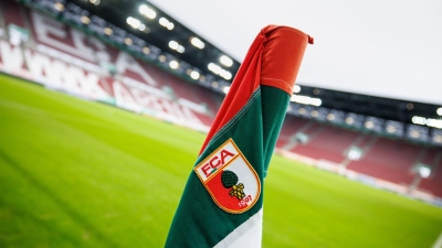 Der FC Augsburg stellt sich in der Nachwuchsförderung neu auf. (Archivbild) (Foto: Matthias Balk/dpa)