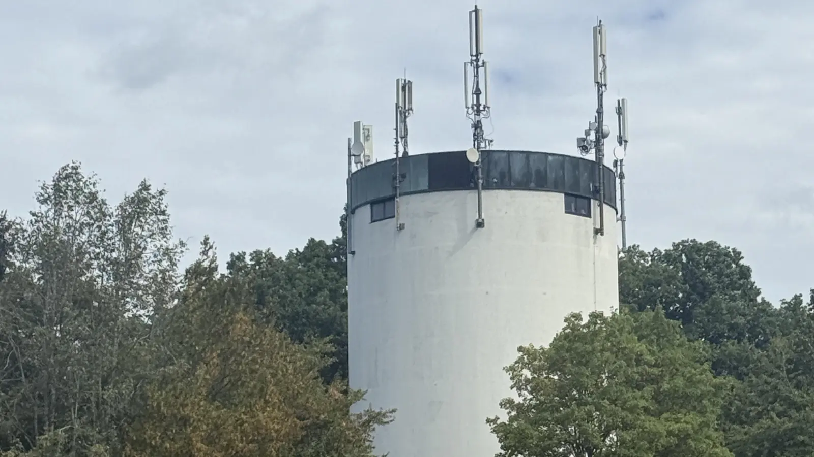 Der Wasserturm in Herrieden lief in diesem Sommer mehrfach leer. Daher könnte nun ein zweiter Hochbehälter auf dem Areal gebaut werden. (Foto: Susanne Pöhlmann )