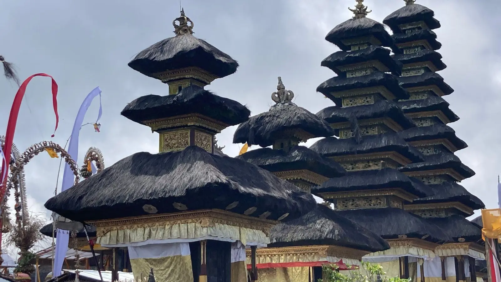 Bali ist überwiegend hinduistisch geprägt. Dass sich Touristen an bedeutenden Religionsstätten despektierlich verhalten, will der Insel-Gouverneur nicht länger hinnehmen. (Foto: Carola Frentzen/dpa)