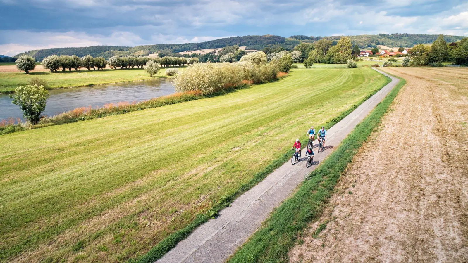 Der Weser-Radweg führt über mehr als 500 Kilometer vom Weserbergland zur Nordsee und ist laut der ADFC-Radreiseanalyse erneut der beliebteste deutsche Radfernweg. (Foto: Jens Wegener/TMN, DZT/dpa-tmn)