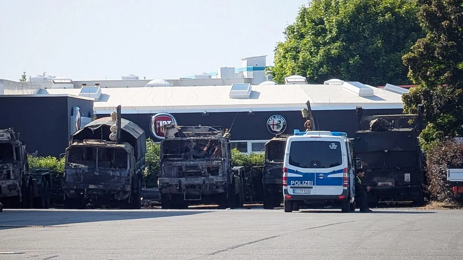 Sechs Bundeswehr-Fahrzeuge sind am Samstagabend in Erfurt in Brand geraten. (Archivbild) (Foto: Martin Wichmann/WichmannTV/dpa)