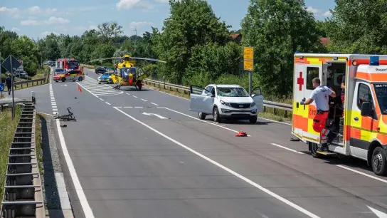 Bei einem Unfall auf der Bundesstraße 470 bei Diespeck wurde am Sonntagmittag ein Radfahrer schwerstverletzt. (Foto: Johann Schmidt)