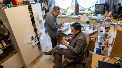 Redakteurin Ute Niephaus bei der Arbeit: Der Emskirchener Helmuth Röschlein hat in Emskirchen die Fränkische Landeszeitung gesammelt. In einem Kellerraum lagern Originalausgaben von 1947 bis 1972. (Foto: Mirko Fryska)