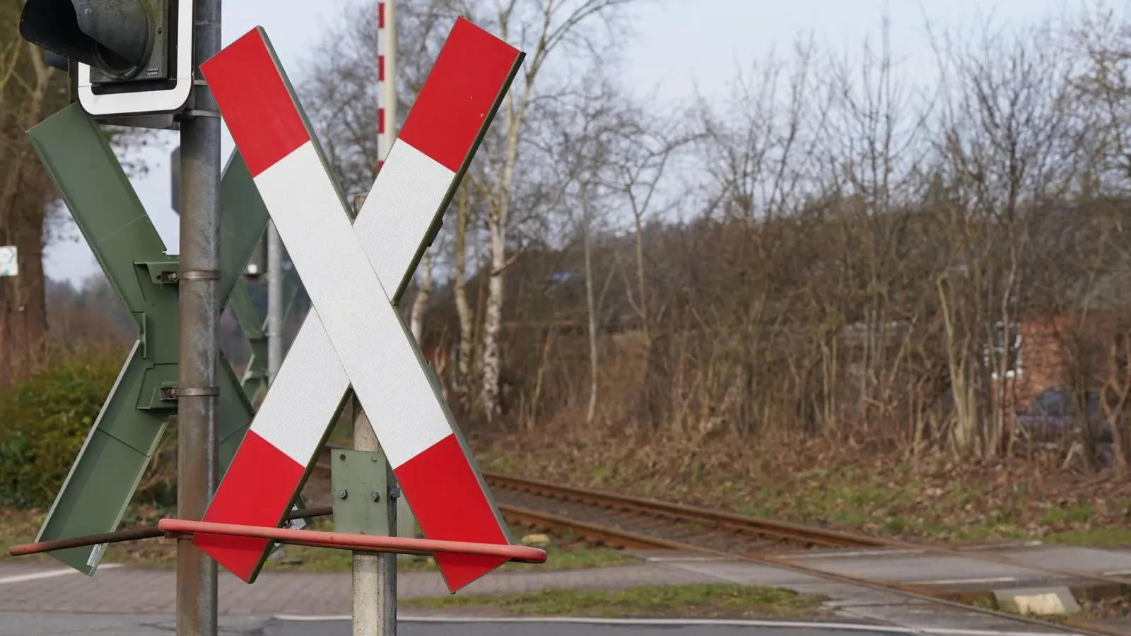 An einem Bahnübergang in Schleswig-Holstein ist es zu einem tödlichen Unfall gekommen. (Illustration)  (Foto: Marcus Brandt/dpa)