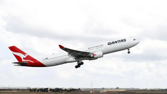 Ein Flugzeug der Quantas Airlines hebt vom Flughafen in Melbourne ab. (Foto: Con Chronis/AAP/dpa)