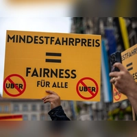 Vor der Allgemeinverfügung hatte es Proteste von Taxifahrern gegeben. (Archivbild) (Foto: Leonie Asendorpf/dpa)