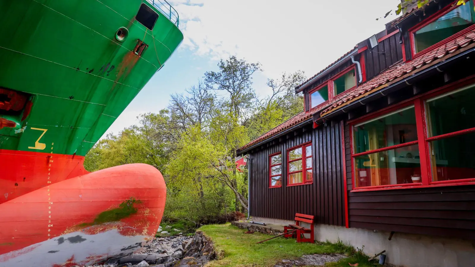Das Schiff hätte beinahe ein Haus im norwegischen Trondheimsfjord gerammt. (Foto: Jan Langhaug/NTB/dpa)