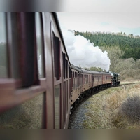 Eisenbahnkultur im Mutterland der Schiene: Die North Yorkshire Moors Railway, eine Museumsbahn, dampft durch den gleichnamigen Nationalpark. (Foto: Stefan Weißenborn/dpa-tmn)