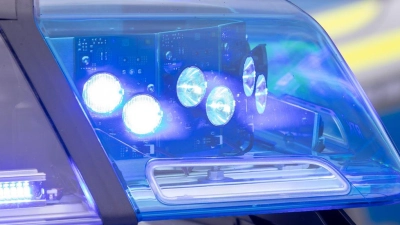 Zwei Menschen wurden bei dem Unfall verletzt. (Symbolbild) (Foto: Daniel Karmann/dpa)