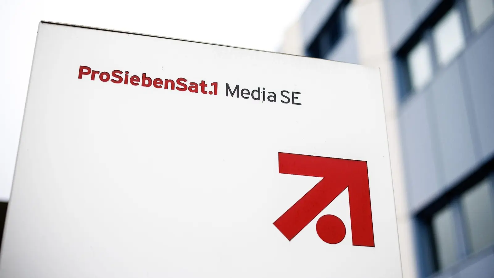 Das Logo und der Schriftzug der „ProSiebenSat.1 Media SE“ im Gewerbegebiet „Unterföhring Park“. (Foto: Matthias Balk/dpa/Archivbild)
