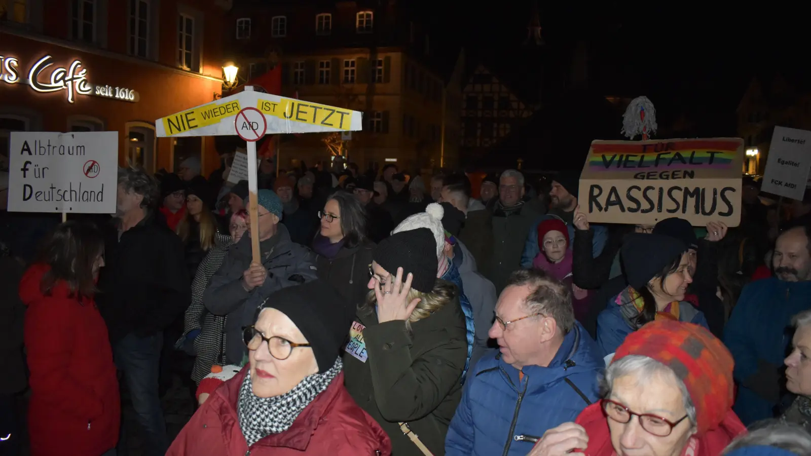 Rund 300 Besucher fanden sich am Freitagabend auf dem Marktplatz in Feuchtwangen zu einer Mahnwache für Demokratie und gegen Rechtsextremismus zusammen. (Foto: Erich Herrmann)
