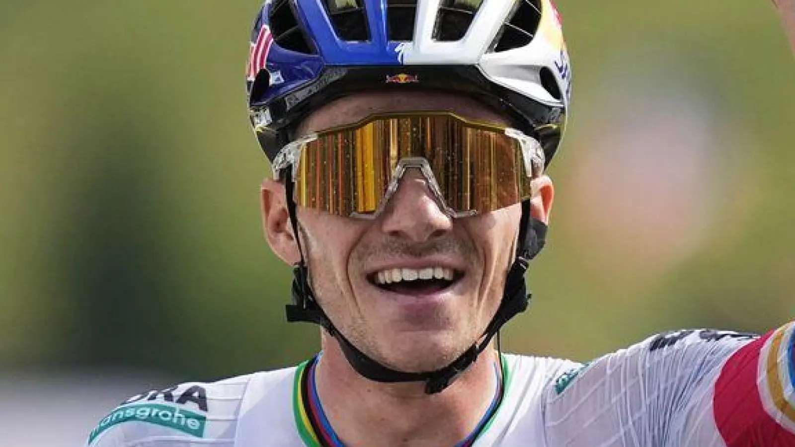 Remco Evenepoel (l) nach seinem Sieg auf der 15. Etappe.  (Foto: Thibault Camus/AP/dpa)