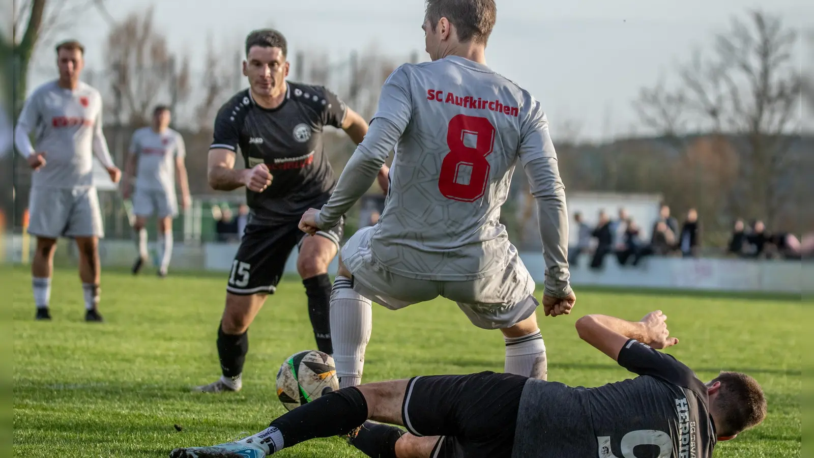 Die SG Herrieden (links Peter Bernhard, unten Andre Vogelhuber) und der SC Aufkirchen (Stefan Herzog) sind für die Frankenhöhe-Vereine die Topfavoriten auf den Meistertitel in der Bezirksliga Süd. (Foto: Markus Zahn)