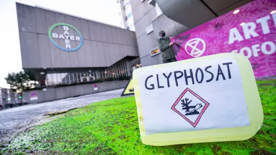 Der umstrittene Unkrautvernichter Glyphosat darf in der EU ein Jahr länger genutzt werden als bislang vorgesehen. (Foto: Fabian Sommer/dpa)