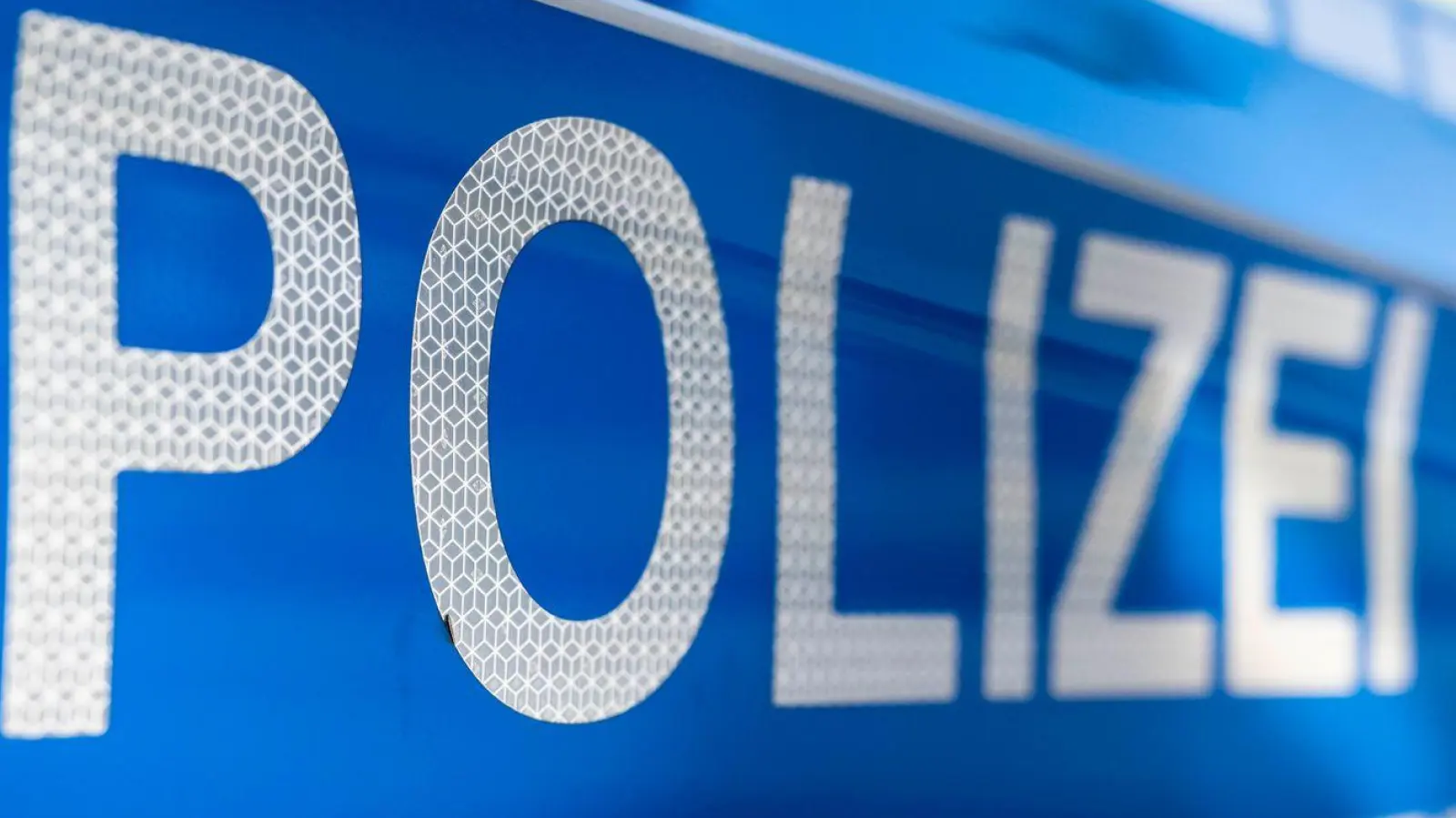 Die Polizei sucht nach dem Lastwagenfahrer (Foto: David Inderlied/dpa)