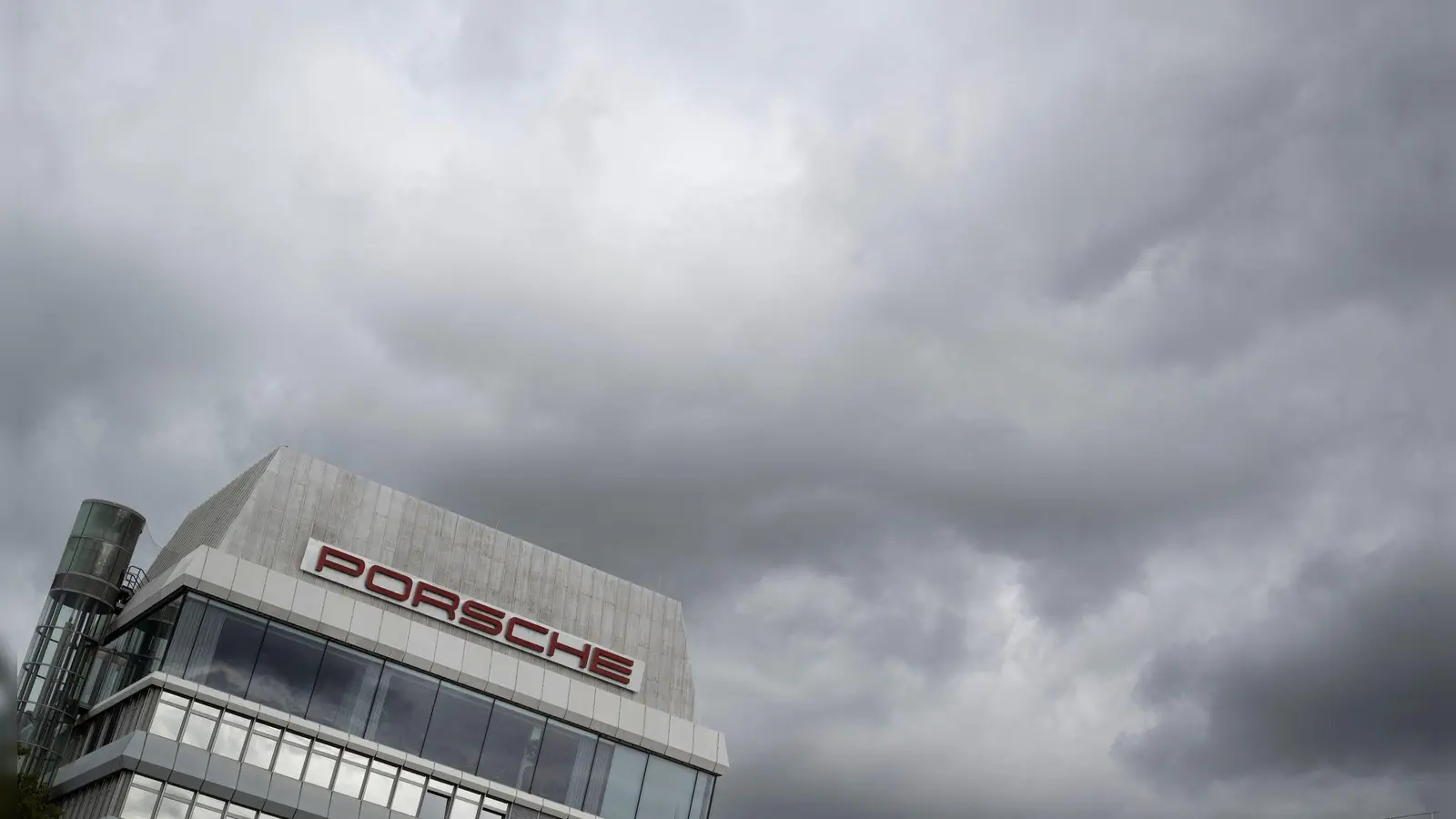 Porsche-Führung strebt weiteres umfassendes Sparpaket an. (Foto-Archiv) (Foto: Marijan Murat/dpa)