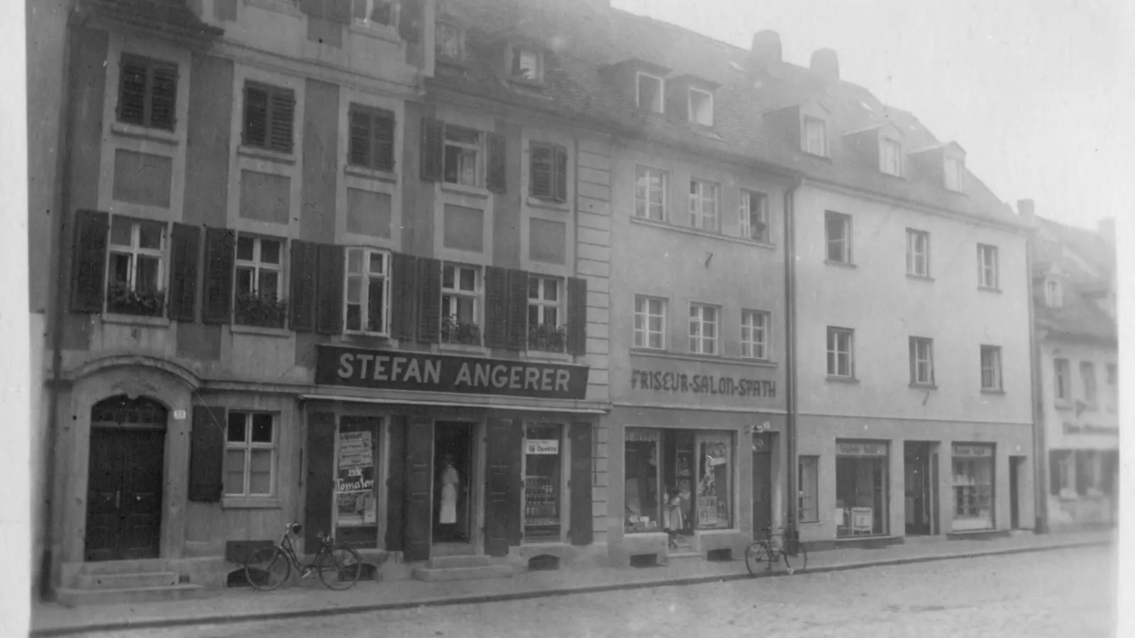 Im Laden von Stefan Angerer in der Würzburger Straße 22 gibt es allerlei Lebensmittel vom süßem Heidelbeerwein bis zum salzigen Rollmops. Weitere Filialen sind in der Maximilianstraße, der Nürnberger Straße und der Feuchtwanger Straße zu finden.  (Repro: Sammlung Martin Schuster)