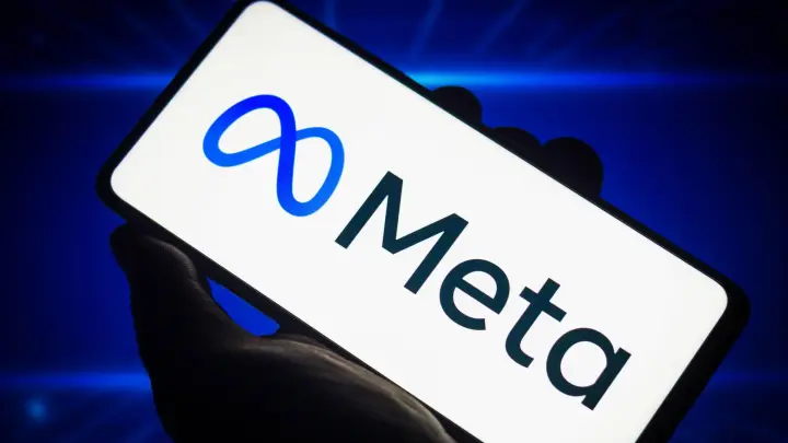 Ein Meta-Logo ist auf einem Smartphone zu sehen. (Foto: Rafael Henrique/SOPA Images via ZUMA Press Wire/dpa)