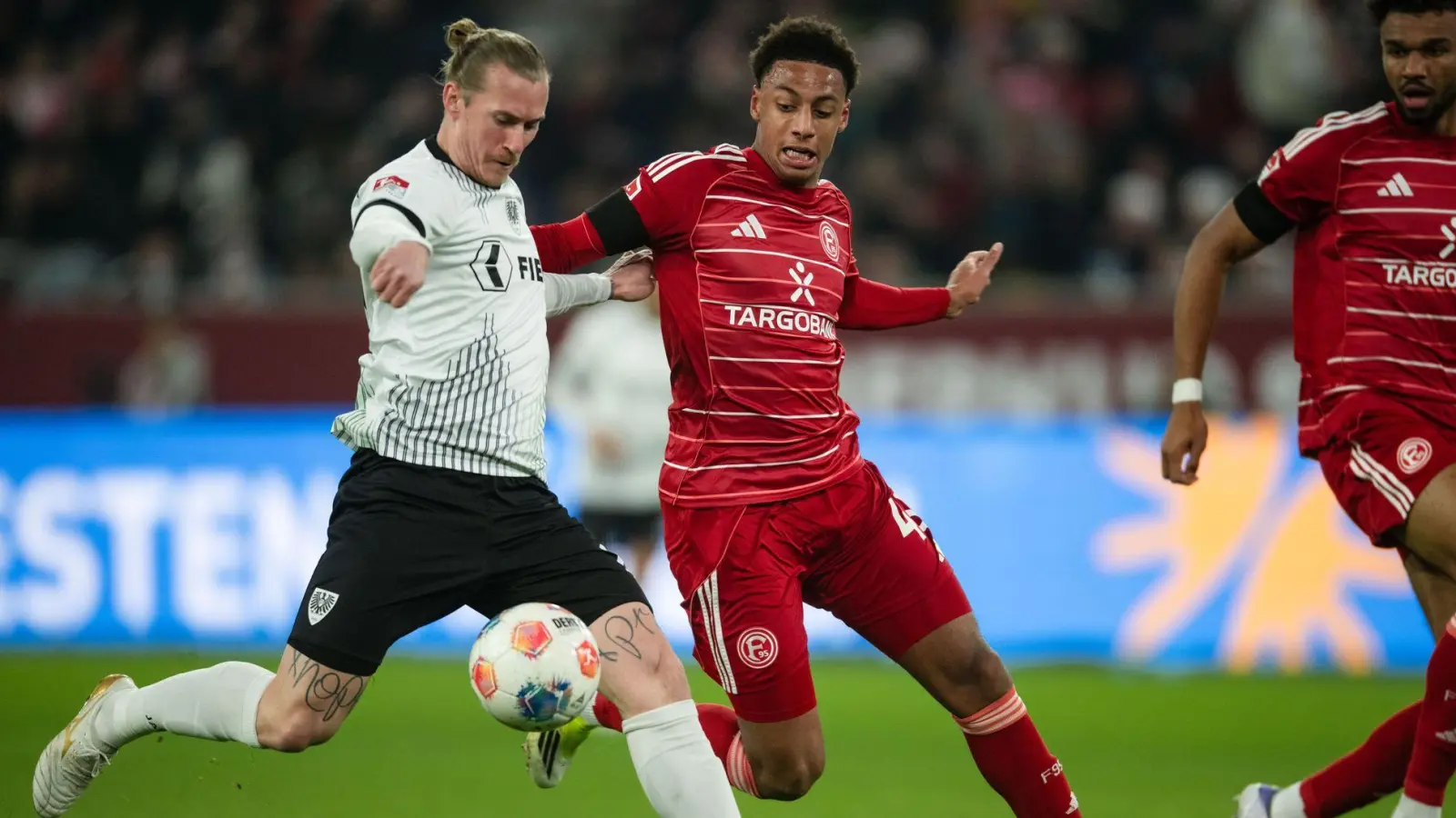 Zweikampf zwischen Münsters Marvin Schulz (l) und dem Düsseldorfer Sima Suso.  (Foto: Marius Becker/dpa)