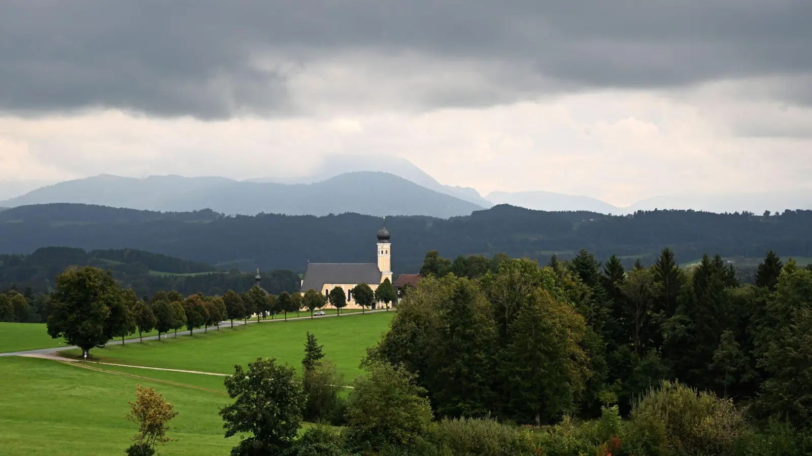 In Bayern bleibt das Wetter wechselhaft und kühl – zum Wochenende wird es sonnig und mild. (Symbolfoto) (Foto: Felix Hörhager/dpa)
