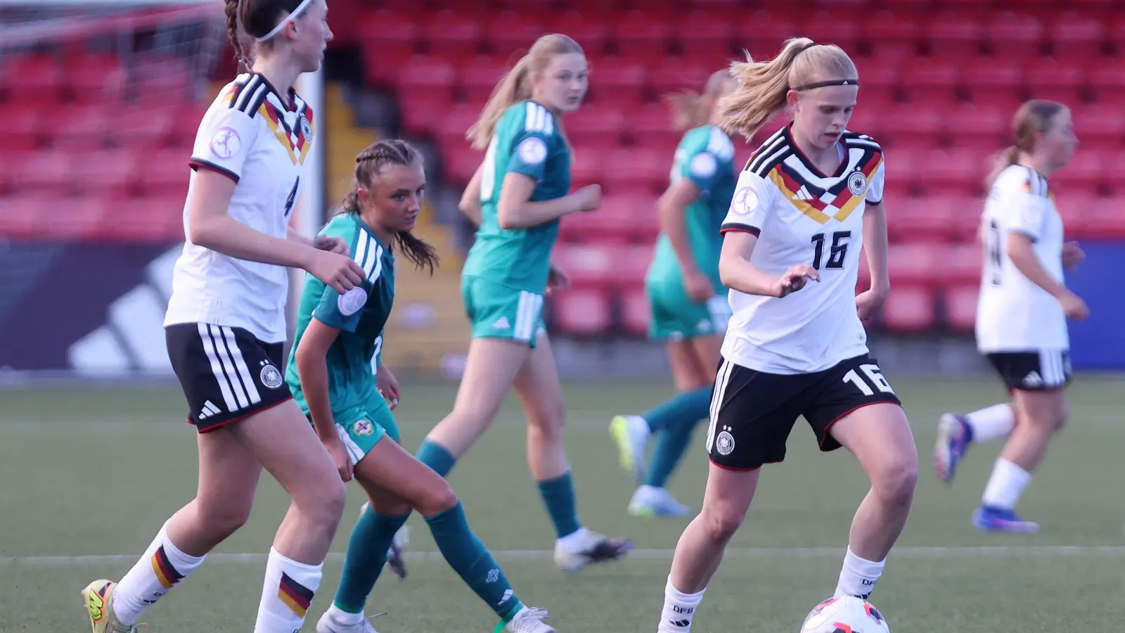 Dana Keßler (rechts), hier im Gruppenspiel gegen Nordirland, versenkte ihren Strafstoß. (Foto: Jonathan Porter, UEFA)