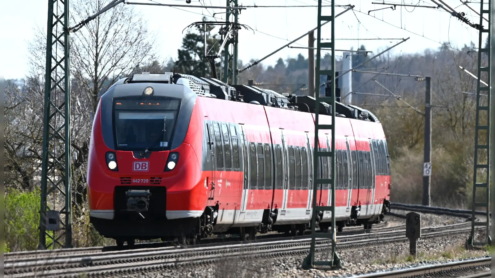 Wenn es in den Bussen von Feuchtwangen nach Ansbach zu eng wird, kann man auch den Bus nach Dombühl nehmen und von dort mit der S-Bahn nach Ansbach fahren.  (Symbolbild: Manfred Blendinger)